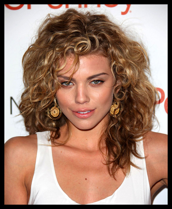 AnnaLynne McCord Posted in Curly Long hair No bangs by gigisampaio on 